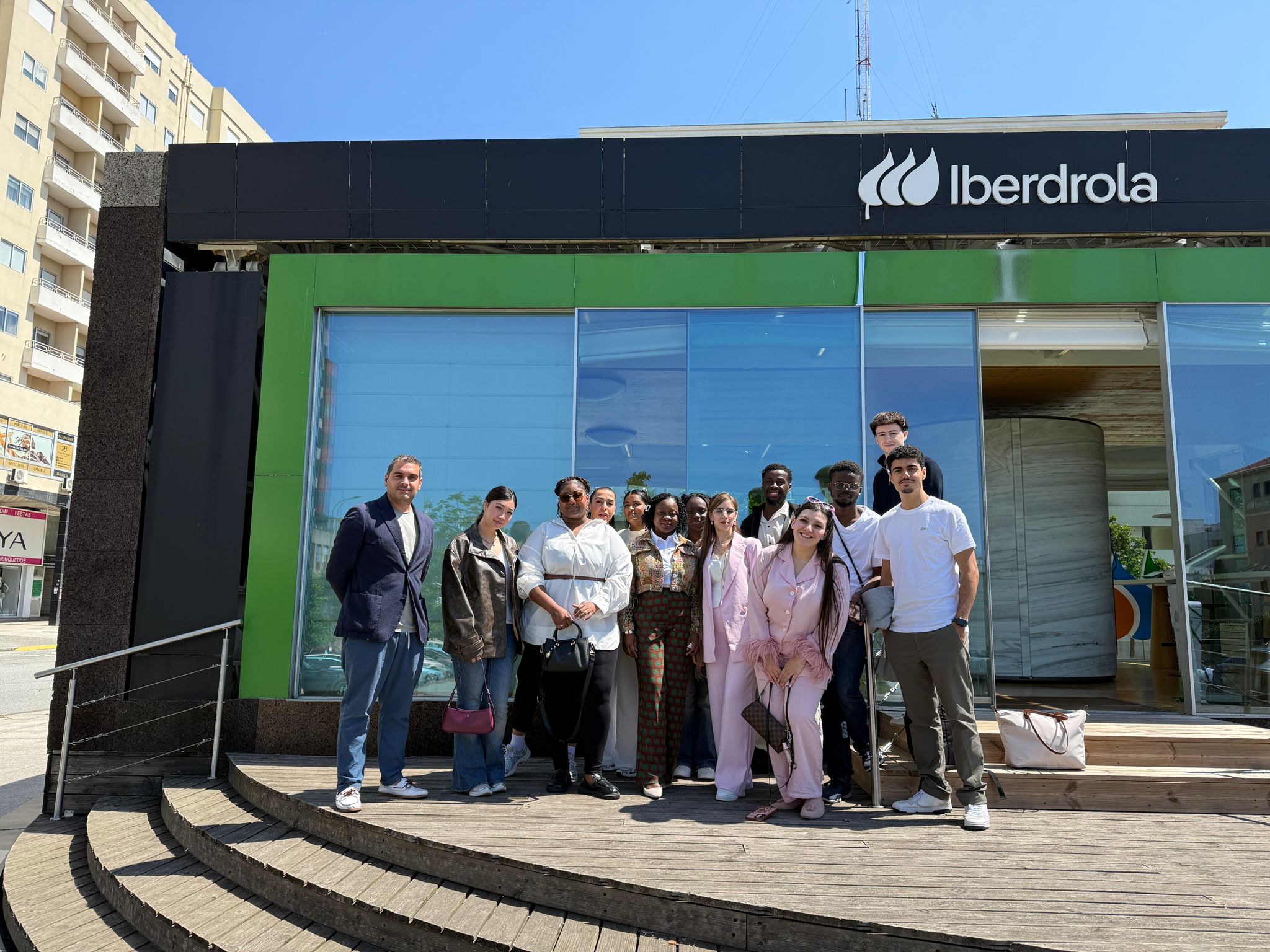 Photo de groupe devant Iberdrola à Porto